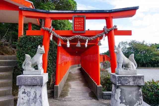 神社の鳥居とこま犬
