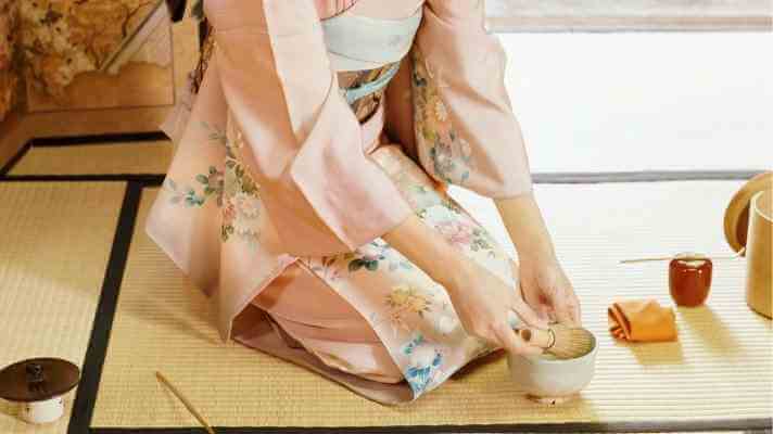 お茶をたてている女性