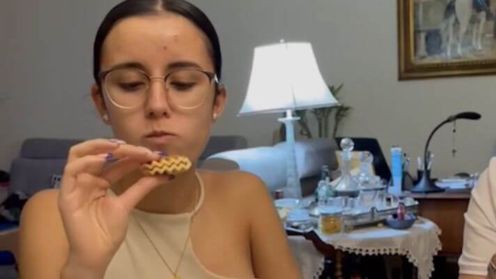 抹茶の千寿せんべいを食べるポルトガル人