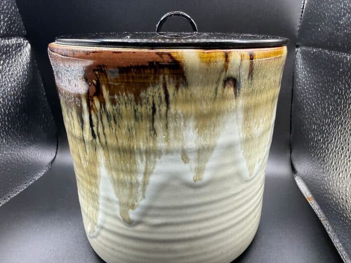 茶道の点前で使う陶器製の水指と塗蓋