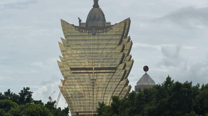 夜のグランドリスボア外観