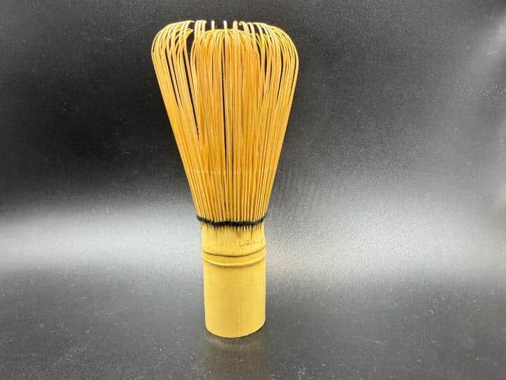 竹製の茶筅の全体と細かく割られた穂先